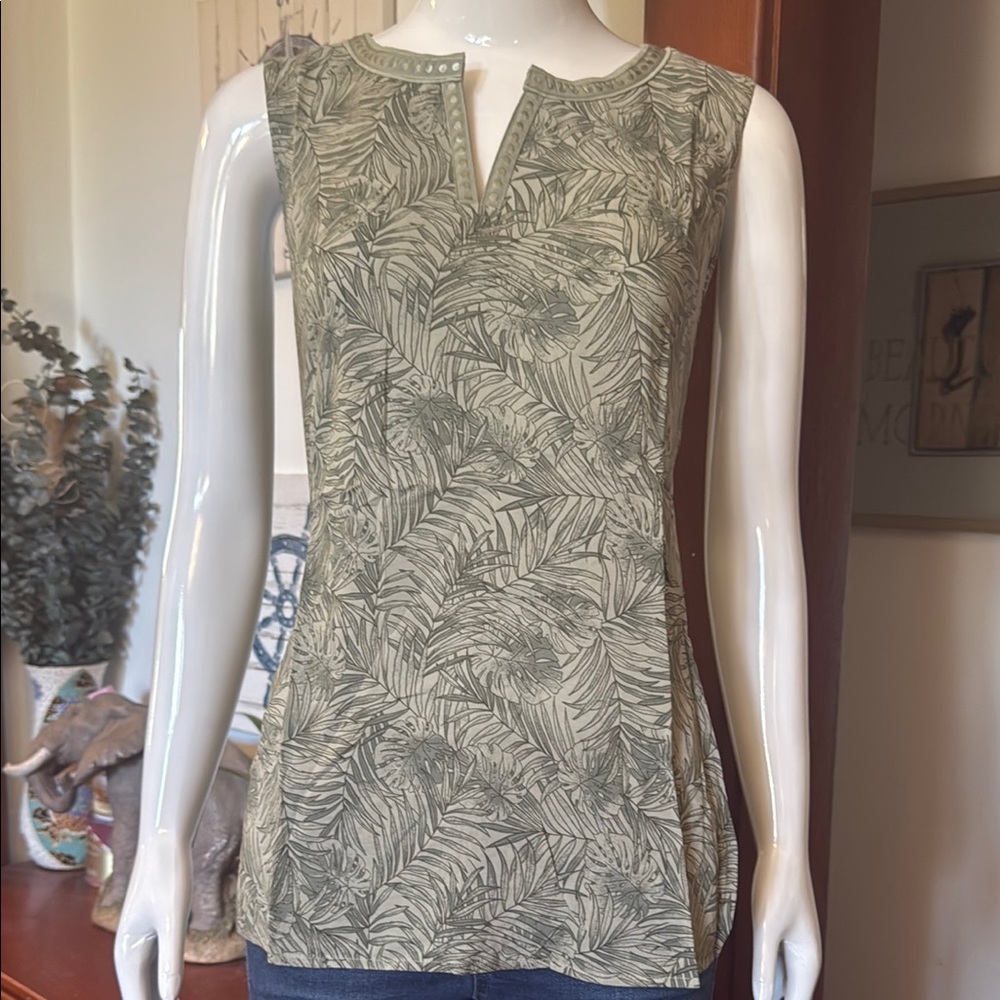NWT northern reflections size small Green Leaf Print Sleeveless Top